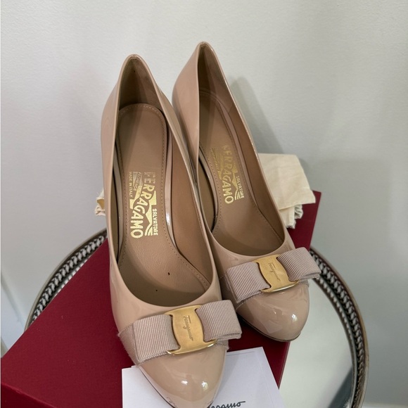 FERRAGAMO VARA BOW PATENT PUMP - Picture 3 of 10